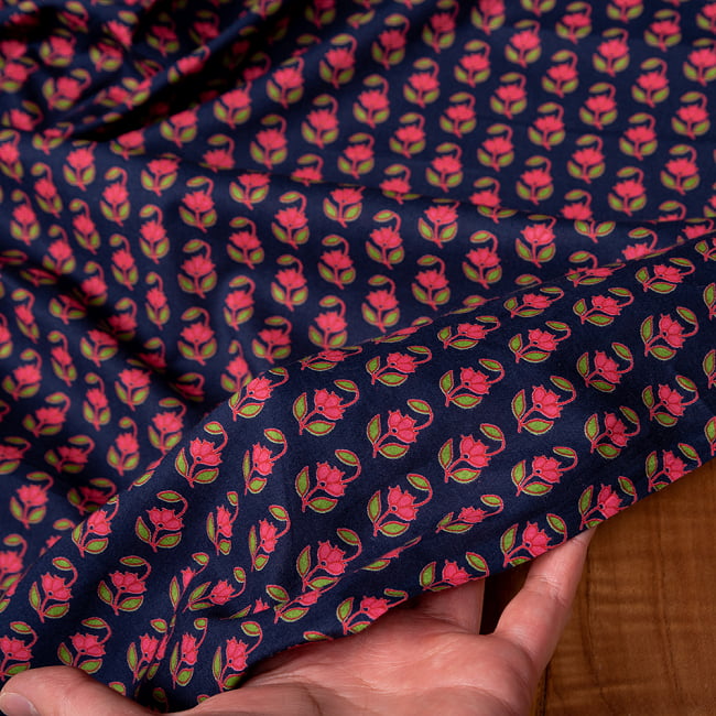 〔1m切り売り〕南インドの小花柄布〔約106cm〕 - ネイビー 6 - 生地を広げてみたところです。横幅もしっかりあります。注文個数に応じた長さにカットしてお送りいたします。