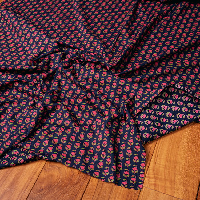 〔1m切り売り〕南インドの小花柄布〔約106cm〕 - ネイビーの写真1枚目です。インドらしい味わいのある布地です。切り売り,量り売り布,アジア布 量り売り,手芸,裁縫,生地,アジアン,ファブリック,ブロケード