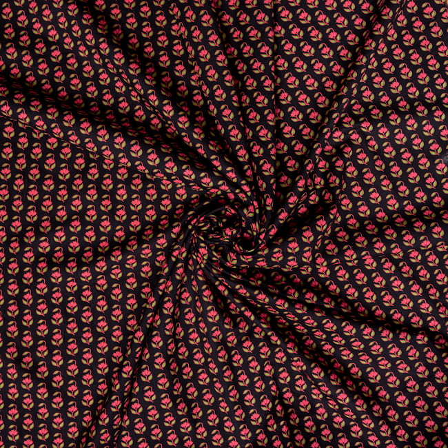 〔1m切り売り〕南インドの小花柄布〔約106cm〕 - ブラック 5 - 生地の拡大写真です。とても良い風合いです。