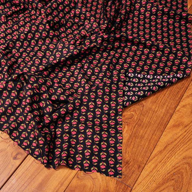 〔1m切り売り〕南インドの小花柄布〔約106cm〕 - ブラックの写真1枚目です。インドらしい味わいのある布地です。切り売り,量り売り布,アジア布 量り売り,手芸,裁縫,生地,アジアン,ファブリック,ブロケード,小花柄,かわいい布