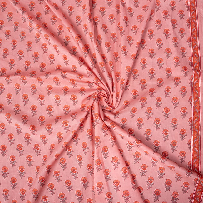 〔1m切り売り〕南インドの小花柄布〔約106cm〕 - コーラルピンク 5 - 生地の拡大写真です。とても良い風合いです。