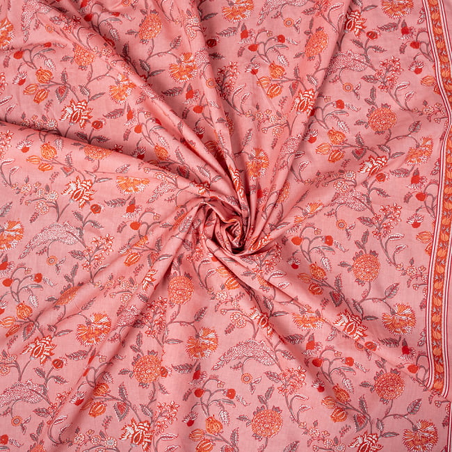 〔1m切り売り〕伝統息づく南インドから　更紗模様布〔約106cm〕 - コーラルピンク 5 - 生地の拡大写真です。とても良い風合いです。