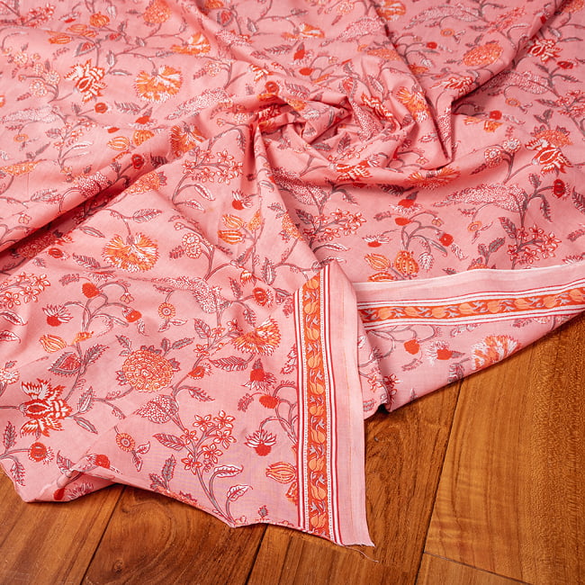 〔1m切り売り〕伝統息づく南インドから　更紗模様布〔約106cm〕 - コーラルピンクの写真1枚目です。インドらしい味わいのある布地です。切り売り,量り売り布,アジア布 量り売り,手芸,裁縫,生地,アジアン,ファブリック,ブロケード