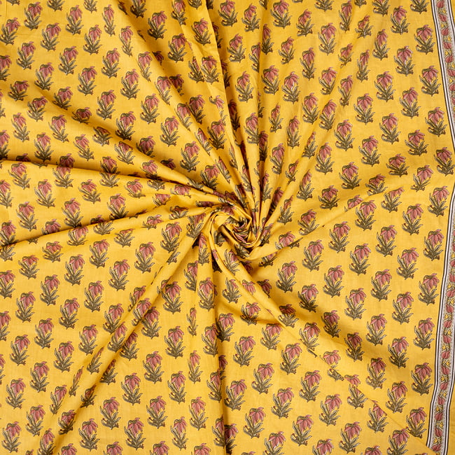 〔1m切り売り〕南インドの小花柄布〔約106cm〕 - イエロー 5 - 生地の拡大写真です。とても良い風合いです。