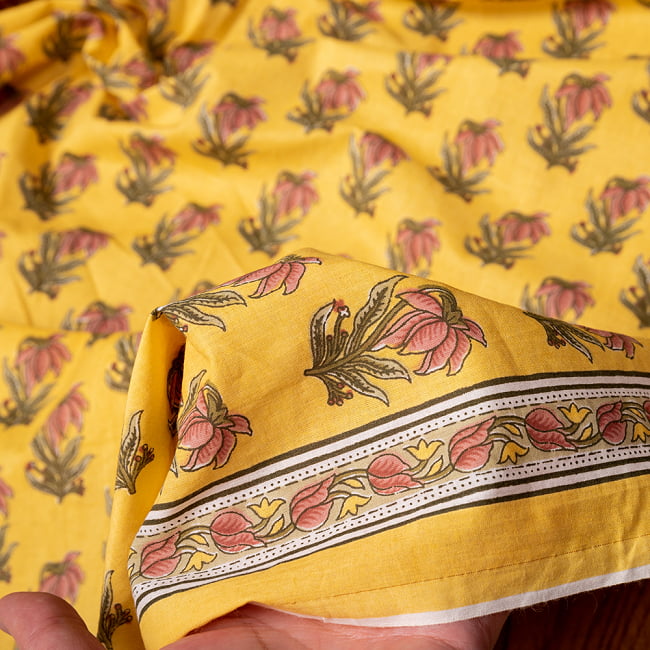 〔1m切り売り〕南インドの小花柄布〔約106cm〕 - イエロー 6 - 生地を広げてみたところです。横幅もしっかりあります。注文個数に応じた長さにカットしてお送りいたします。