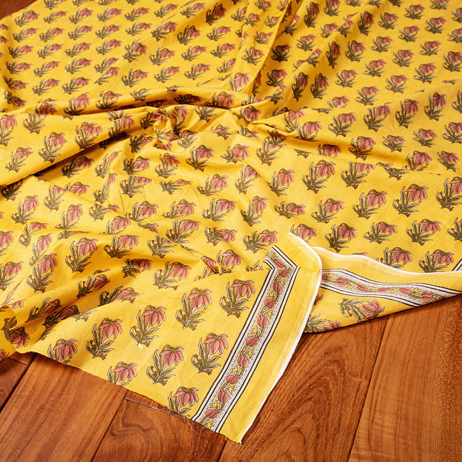 〔1m切り売り〕南インドの小花柄布〔約106cm〕 - イエローの写真1枚目です。インドらしい味わいのある布地です。切り売り,量り売り布,アジア布 量り売り,手芸,裁縫,生地,アジアン,ファブリック,ブロケード
