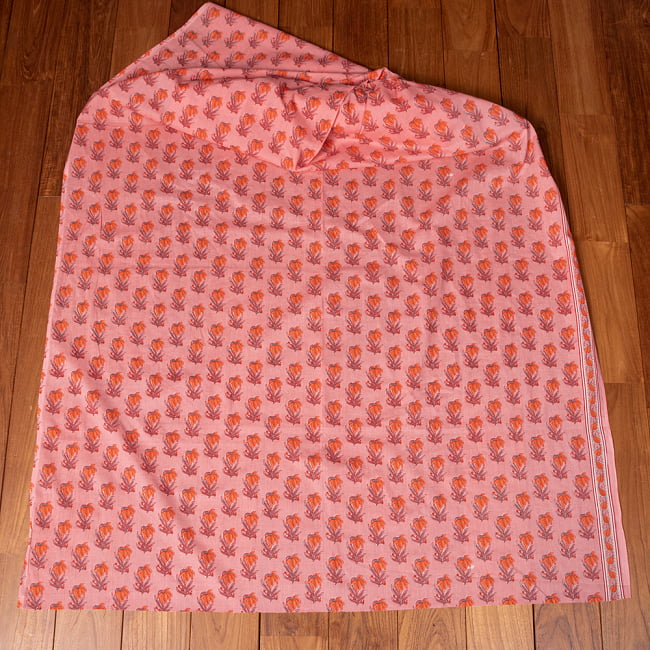 〔1m単位切り売り〕南インドの小花柄布〔約106cm〕 - コーラルピンク 2 - とても素敵な雰囲気です