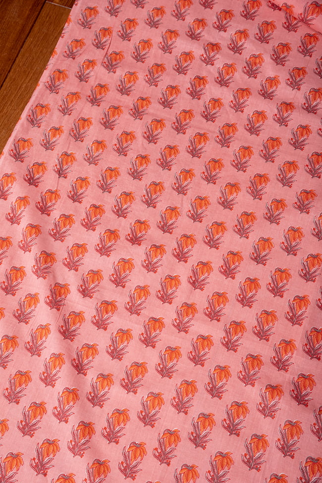 〔1m単位切り売り〕南インドの小花柄布〔約106cm〕 - コーラルピンク 3 - 1mの長さごとにご購入いただけます。