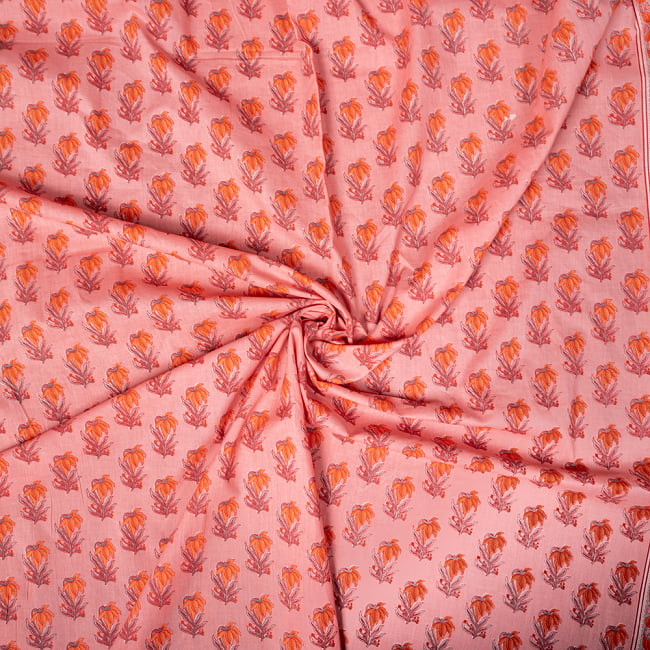 〔1m切り売り〕南インドの小花柄布〔約106cm〕 - コーラルピンク 5 - 生地の拡大写真です。とても良い風合いです。