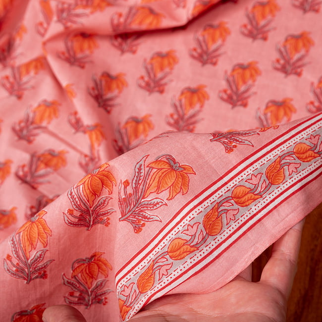 〔1m切り売り〕南インドの小花柄布〔約106cm〕 - コーラルピンク 6 - 生地を広げてみたところです。横幅もしっかりあります。注文個数に応じた長さにカットしてお送りいたします。