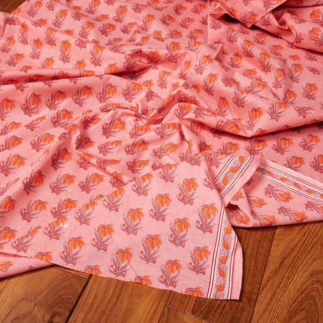 〔1m切り売り〕南インドの小花柄布〔約106cm〕 - コーラルピンクの写真1枚目です。インドらしい味わいのある布地です。切り売り,量り売り布,アジア布 量り売り,手芸,裁縫,生地,アジアン,ファブリック,ブロケード