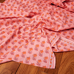 〔1m切り売り〕南インドの小花柄布〔約106cm〕 - コーラルピンクの商品写真
