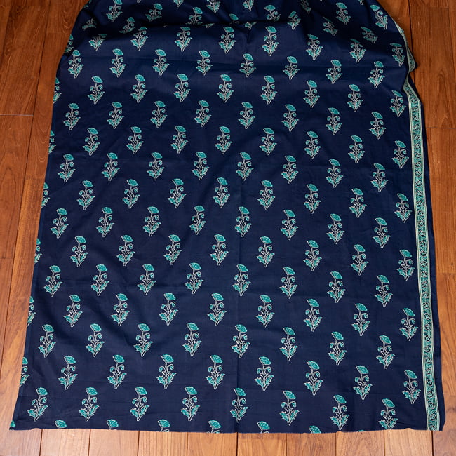 〔1m切り売り〕伝統息づく南インドから　フラワー模様布〔約106cm〕 - ネイビー 2 - とても素敵な雰囲気です