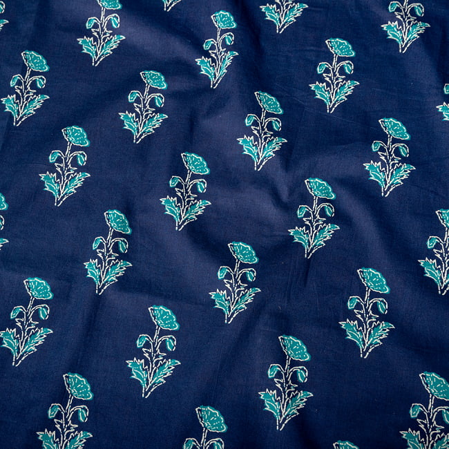 〔1m切り売り〕伝統息づく南インドから　フラワー模様布〔約106cm〕 - ネイビー 4 - インドならではの布ですね。
