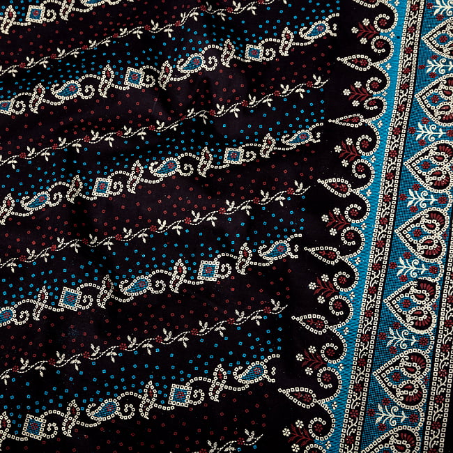 〔1m切り売り〕グジャラートの絞り染めモチーフ布〔約106cm〕 - ブラック 4 - インドならではの布ですね。