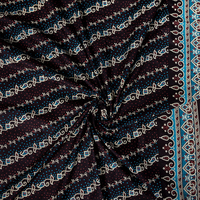 〔1m切り売り〕グジャラートの絞り染めモチーフ布〔約106cm〕 - ブラック 5 - 生地の拡大写真です。とても良い風合いです。