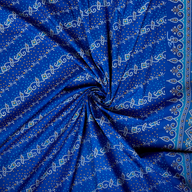 〔1m切り売り〕グジャラートの絞り染めモチーフ布〔約106cm〕 - ブルー 5 - 生地の拡大写真です。とても良い風合いです。