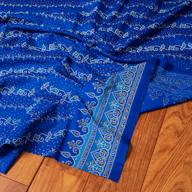 〔1m切り売り〕グジャラートの絞り染めモチーフ布〔約106cm〕 - ブルーの写真1枚目です。インドらしい味わいのある布地です。切り売り,量り売り布,アジア布 量り売り,手芸,裁縫,生地,アジアン,ファブリック,ブロケード