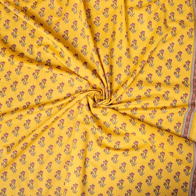 〔1m単位切り売り〕南インドの小花柄布〔約106cm〕 - イエロー 5 - 生地の拡大写真です。とても良い風合いです。