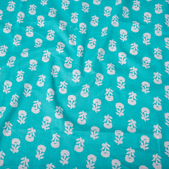 〔1m切り売り〕南インドの小花柄布〔約106cm〕 - ミントブルー 4 - インドならではの布ですね。