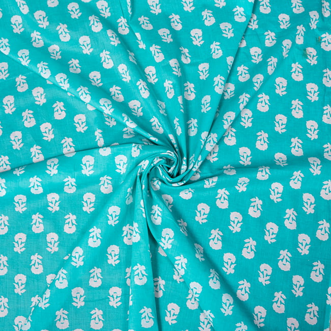 〔1m切り売り〕南インドの小花柄布〔約106cm〕 - ミントブルー 5 - 生地の拡大写真です。とても良い風合いです。