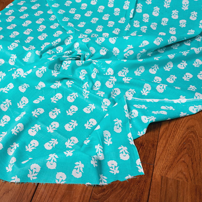 〔1m切り売り〕南インドの小花柄布〔約106cm〕 - ミントブルーの写真1枚目です。インドらしい味わいのある布地です。切り売り,量り売り布,アジア布 量り売り,手芸,裁縫,生地,アジアン,ファブリック,ブロケード,小花柄,かわいい布