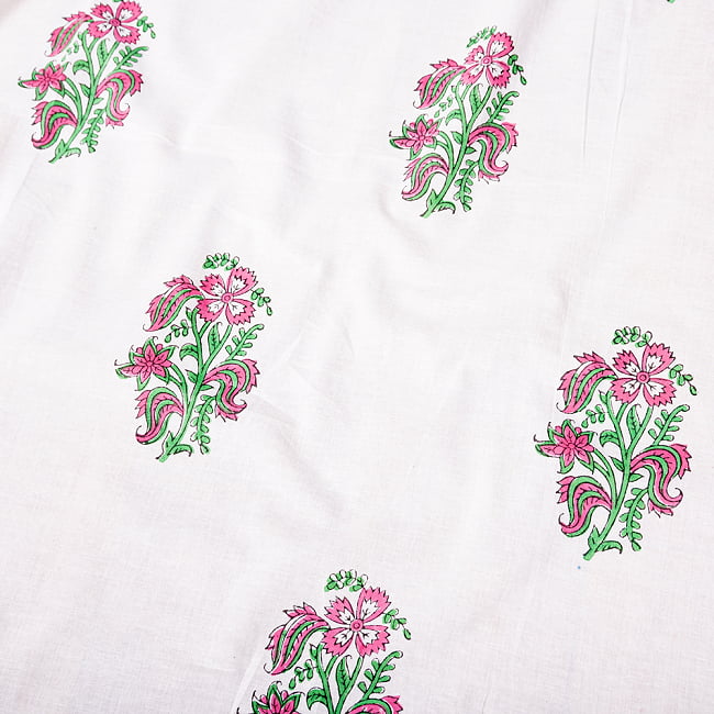 〔1m切り売り〕伝統息づく南インドから　フラワー模様布〔約106cm〕 - ホワイト 4 - インドならではの布ですね。