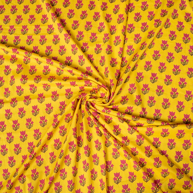 〔1m切り売り〕南インドの小花柄布〔約106cm〕 - イエロー 5 - 生地の拡大写真です。とても良い風合いです。