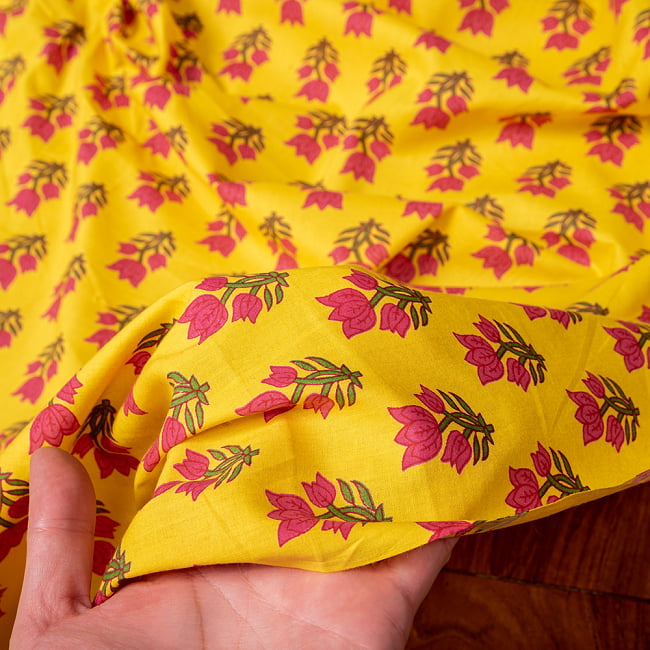 〔1m切り売り〕南インドの小花柄布〔約106cm〕 - イエロー 6 - 生地を広げてみたところです。横幅もしっかりあります。注文個数に応じた長さにカットしてお送りいたします。