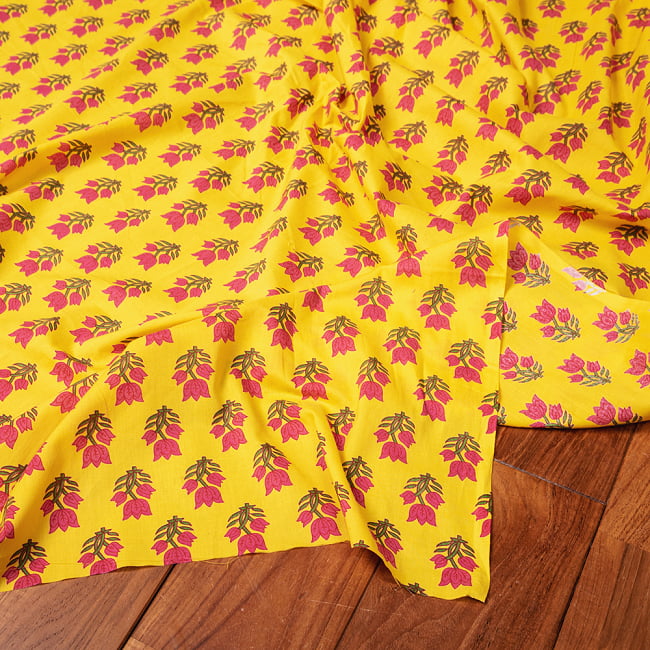 〔1m切り売り〕南インドの小花柄布〔約106cm〕 - イエローの写真1枚目です。インドらしい味わいのある布地です。切り売り　テーブルクロス　おしゃれ,量り売り布,アジア布 量り売り,手芸,裁縫,生地,アジアン,ファブリック,ブロケード,小花柄,かわいい布