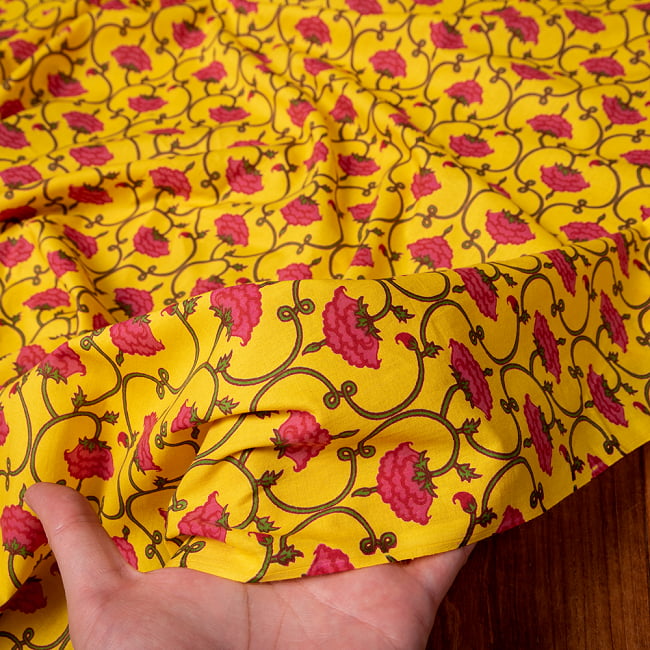 〔1m単位切り売り〕南インドの蔦と小花柄布〔約106cm〕 - イエロー 6 - 生地を広げてみたところです。横幅もしっかりあります。注文個数に応じた長さにカットしてお送りいたします。