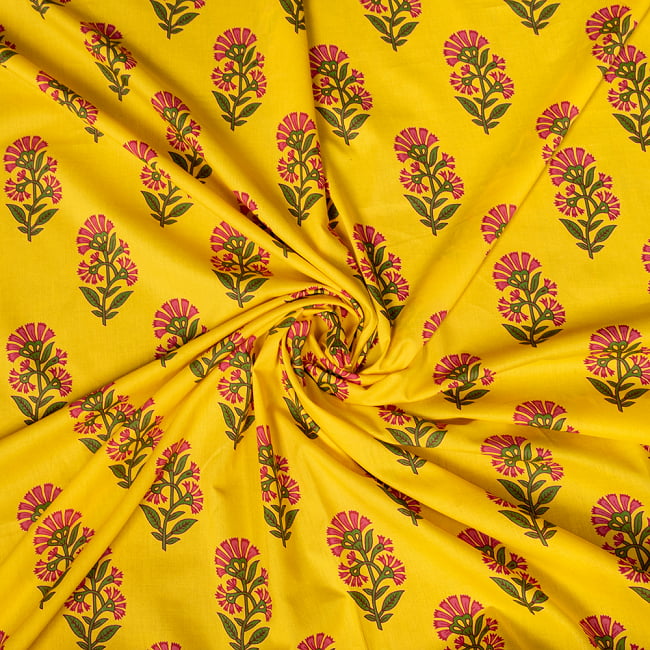 〔1m切り売り〕伝統息づく南インドから　フラワー模様布〔約106cm〕 - イエロー 5 - 生地の拡大写真です。とても良い風合いです。