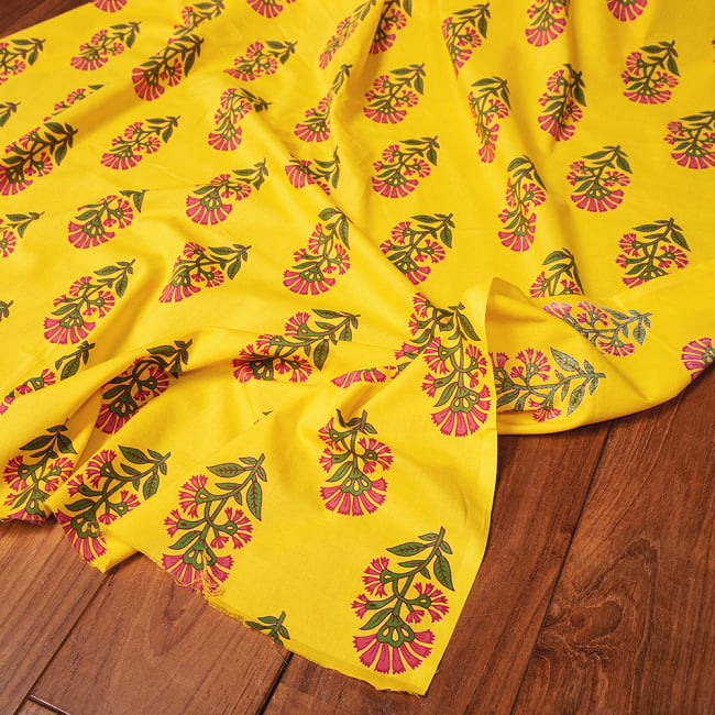 〔1m切り売り〕伝統息づく南インドから　フラワー模様布〔約106cm〕 - イエローの写真1枚目です。インドらしい味わいのある布地です。切り売り,量り売り布,アジア布 量り売り,手芸,裁縫,生地,アジアン,ファブリック,ブロケード