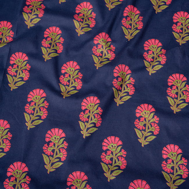 〔1m切り売り〕伝統息づく南インドから　フラワー模様布〔約106cm〕 - ネイビー 4 - インドならではの布ですね。