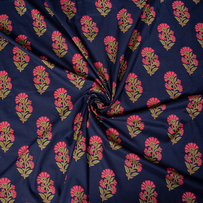 〔1m切り売り〕伝統息づく南インドから　フラワー模様布〔約106cm〕 - ネイビー 5 - 生地の拡大写真です。とても良い風合いです。