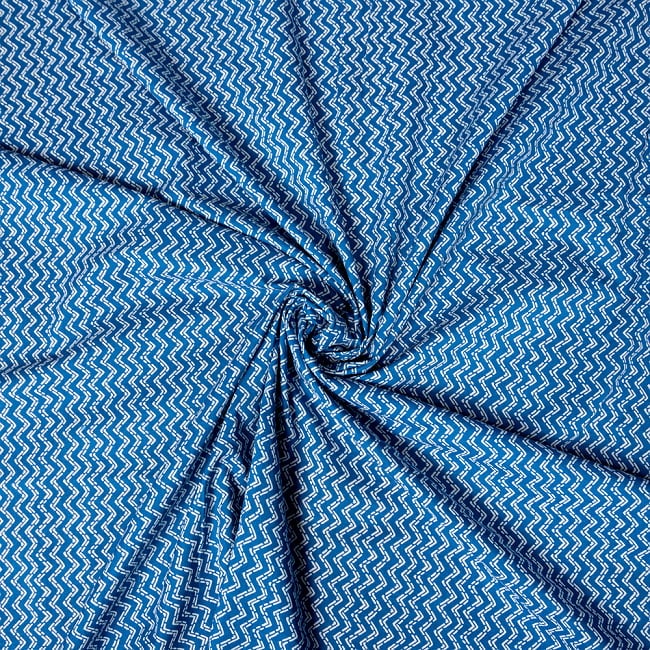〔1m切り売り〕南インドのジグザグ模様　シェブロン・ストライプ布〔約106cm〕 - ブルー 5 - 生地の拡大写真です。とても良い風合いです。