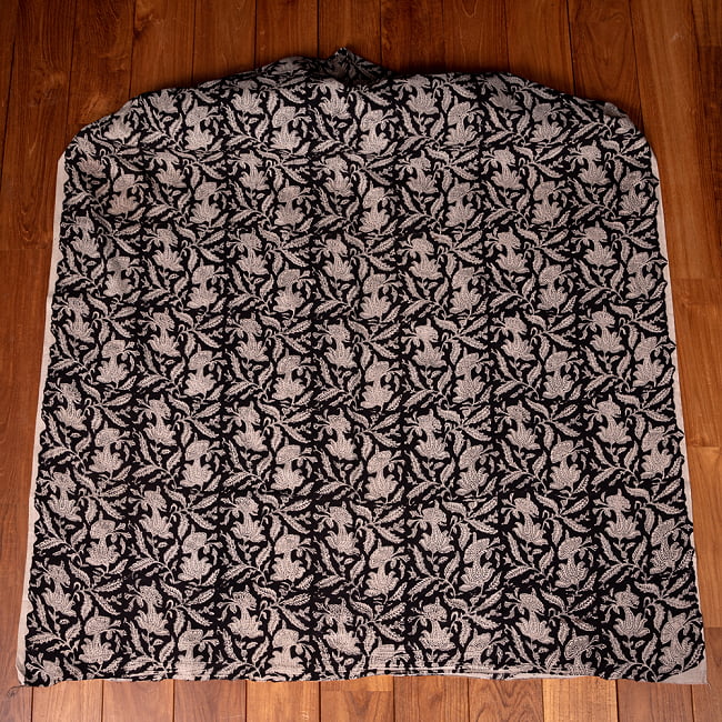 〔1m切り売り〕伝統息づく南インドから　昔ながらの木版染め更紗模様布〔約106cm〕 - ブラック 2 - とても素敵な雰囲気です