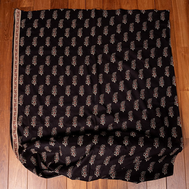 〔1m切り売り〕伝統息づく南インドから　昔ながらの木版染め更紗模様布〔約106cm〕 - ブラック 2 - とても素敵な雰囲気です