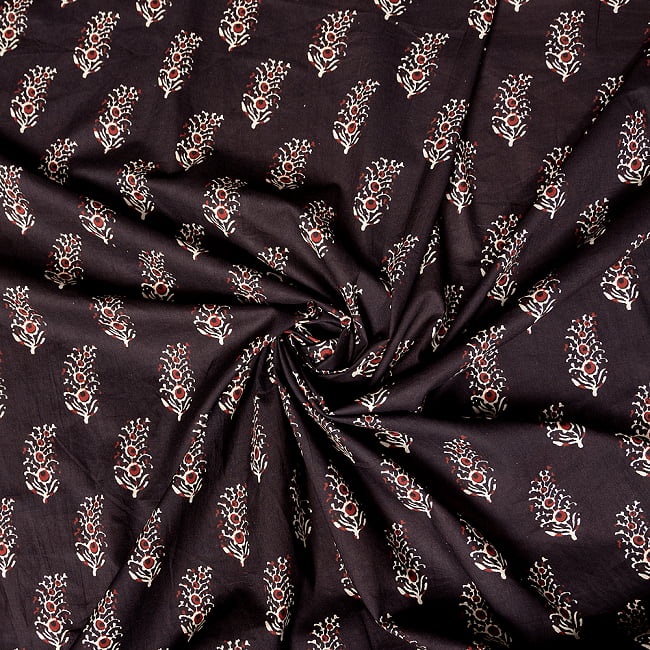 〔1m切り売り〕伝統息づく南インドから　昔ながらの木版染め更紗模様布〔約106cm〕 - ブラック 4 - インドならではの布ですね。