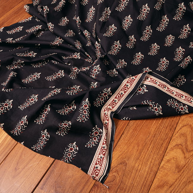 〔1m切り売り〕伝統息づく南インドから　昔ながらの木版染め更紗模様布〔約106cm〕 - ブラック 5 - 生地の拡大写真です。とても良い風合いです。