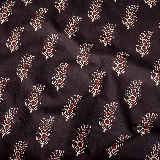 〔1m切り売り〕伝統息づく南インドから　昔ながらの木版染め更紗模様布〔約106cm〕 - ブラックの写真1枚目です。インドらしい味わいのある布地です。ウッドブロック,木版染め,ボタニカル,唐草模様,切り売り,量り売り布,アジア布 量り売り,手芸,生地