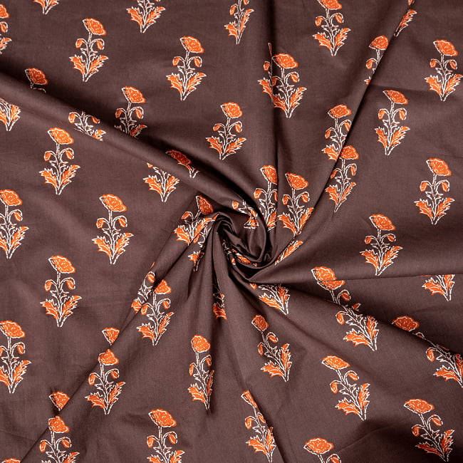〔1m切り売り〕伝統息づく南インドから　フラワー模様布〔約106cm〕 - ブラウン 4 - インドならではの布ですね。
