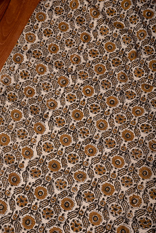 〔1m切り売り〕伝統息づく南インドから　昔ながらの木版染め更紗模様布〔約106cm〕 - ベージュ×黄土色×黒緑 3 - 1mの長さごとにご購入いただけます。