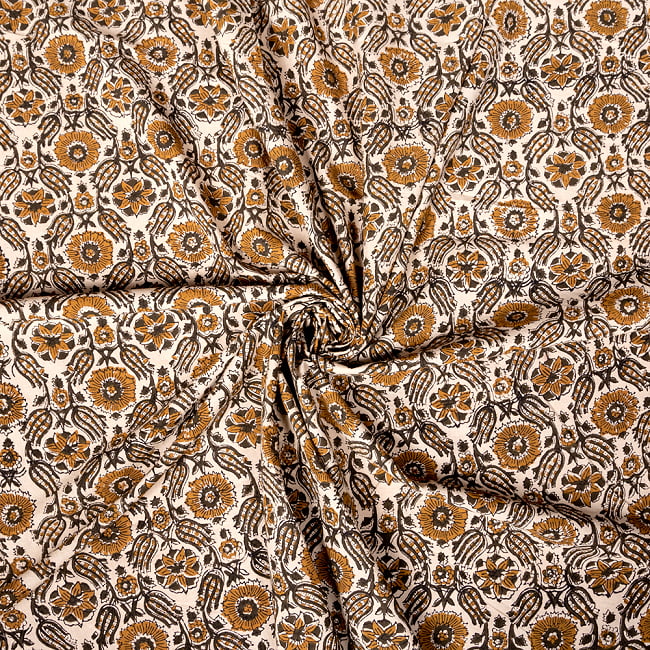 〔1m切り売り〕伝統息づく南インドから　昔ながらの木版染め更紗模様布〔約106cm〕 - ベージュ×黄土色×黒緑 4 - インドならではの布ですね。