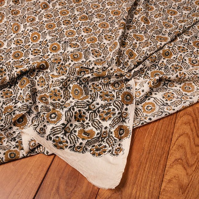 〔1m切り売り〕伝統息づく南インドから　昔ながらの木版染め更紗模様布〔約106cm〕 - ベージュ×黄土色×黒緑 5 - 生地の拡大写真です。とても良い風合いです。