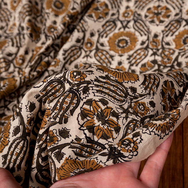 〔1m切り売り〕伝統息づく南インドから　昔ながらの木版染め更紗模様布〔約106cm〕 - ベージュ×黄土色×黒緑 6 - 生地を広げてみたところです。横幅もしっかりあります。注文個数に応じた長さにカットしてお送りいたします。