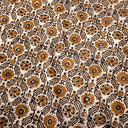 〔1m切り売り〕伝統息づく南インドから　昔ながらの木版染め更紗模様布〔約106cm〕 - ベージュ×黄土色×黒緑の商品写真