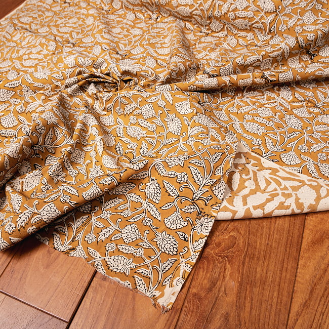 〔1m切り売り〕伝統息づく南インドから　昔ながらの木版染め更紗模様布〔約106cm〕 - 黄土色 5 - 生地の拡大写真です。とても良い風合いです。