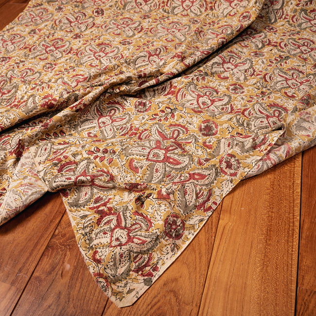 〔1m切り売り〕伝統息づく南インドから　昔ながらの木版染め更紗模様布〔約106cm〕 - 黄土色 5 - 生地の拡大写真です。とても良い風合いです。