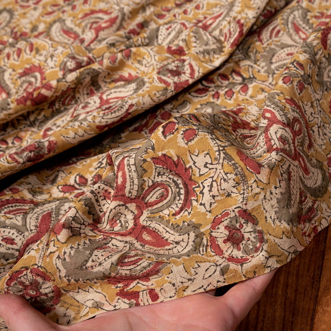 〔1m切り売り〕伝統息づく南インドから　昔ながらの木版染め更紗模様布〔約106cm〕 - 黄土色 6 - 生地を広げてみたところです。横幅もしっかりあります。注文個数に応じた長さにカットしてお送りいたします。